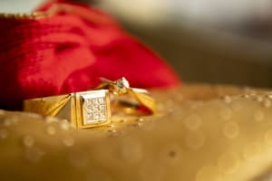 Il existe des astuces pour redonner leur éclat à des bijoux en or