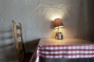 La chaise en bois peut sublimer une déco champêtre
