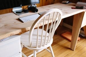 Totalement repeinte, la chaise affiche un nouveau style