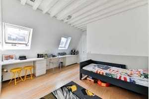 Dans une chambre, le bureau se place idéalement en sous-pente