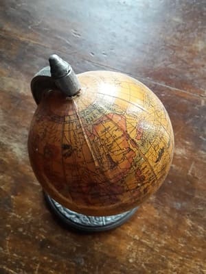 Regardez bien comment la carte du monde a été dessinée sur le globe, c'est un indice de sa valeur