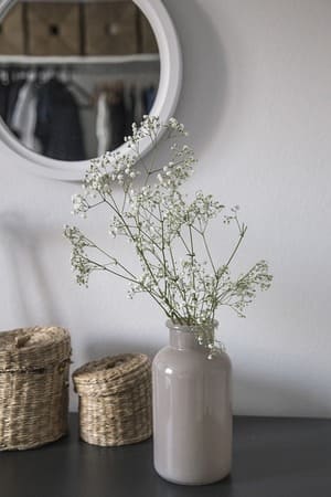 Plutôt qu'un petit miroir, voyez plus grand et prenez-en un qui inclut des rangements