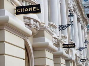 Les vendeurs d'un magasin Chanel peuvent vous informer