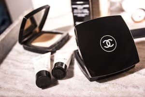 Regardez le logo Chanel pour vous assurer qu'il s'agit d'un vrai