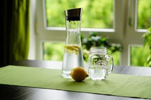 Mettre une carafe d'eau à disposition des salariés pour limiter l'usage des bouteilles
