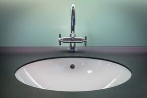 Nettoyer la salle de bain environ une fois par semaine peut être suffisant