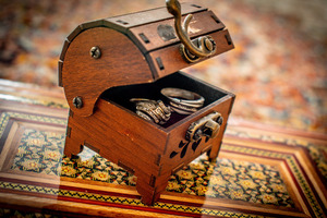 Seuls des objets bien spécifiques se vendent en salon d'antiquaires