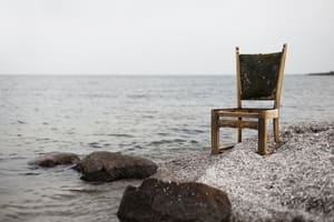 N'abandonnez pas une chaise en bois dans la nature