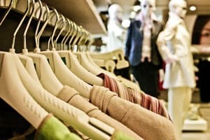 On collecte de plus en plus de textiles, mais les Français ont du mal à s'en séparer