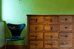 Quelques chiffres pour donner une apparence industrielle à une commode en bois