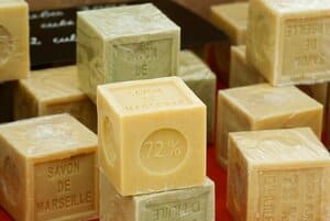 Le savon de Marseille permet d'entretenir ses bijoux en or